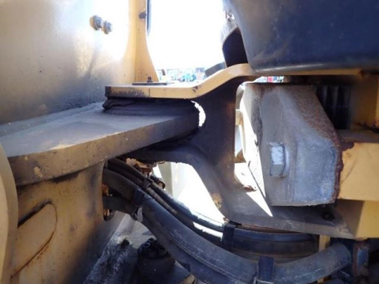 2011-deere-304j-image-37