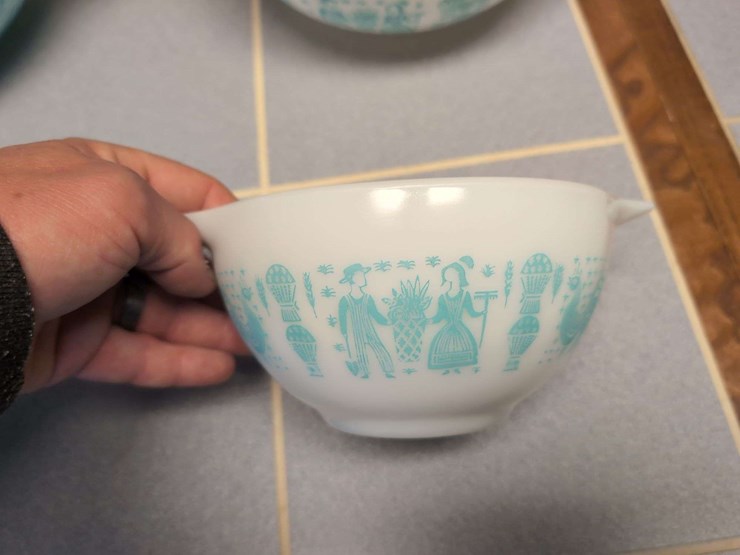 pyrex-turquoise-and-white-mixing-bowl-set-image-3