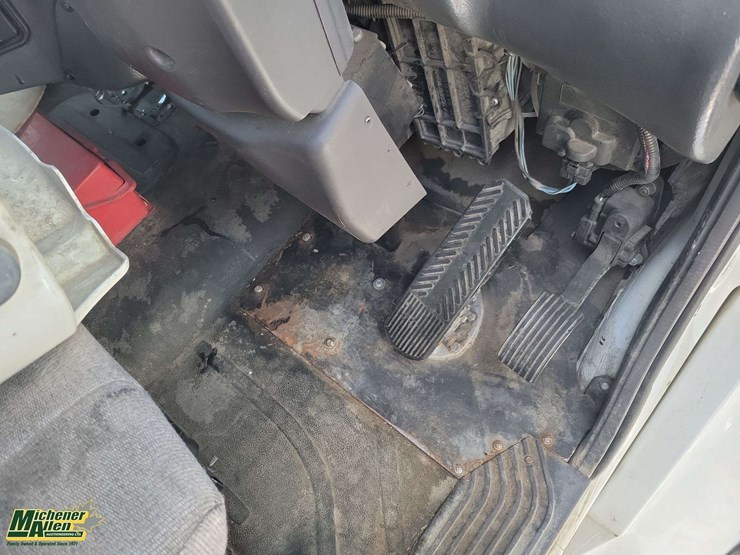 2015-freightliner-m2-106-image-24