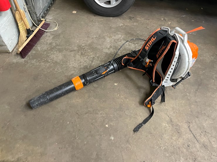#2523-•-stihl-backpack-leaf-blower-(columbia-heights,-mn)-image-1
