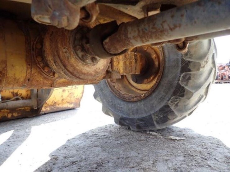 2014-deere-324j-image-37