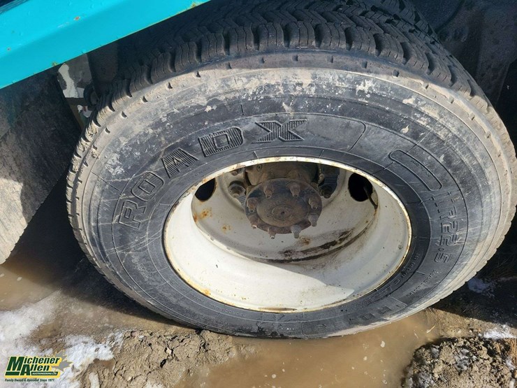 2015-freightliner-m2-106-image-8