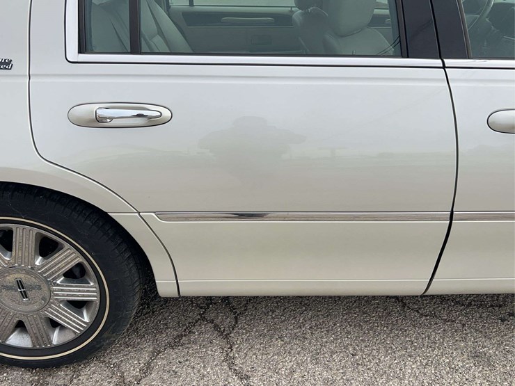 2005-lincoln-town-car-image-39