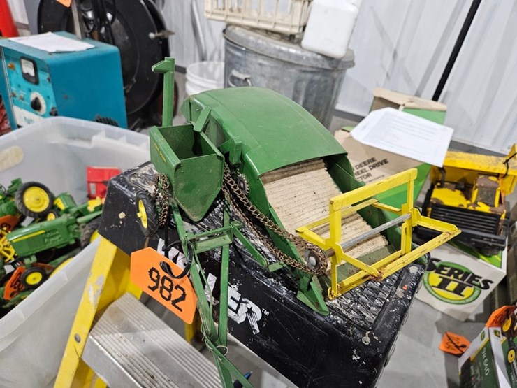 #982-•-john-deere-pull-behind-harvester-metal-toy-image-7