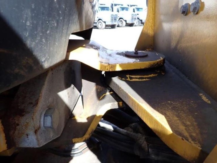 2011-deere-304j-image-47