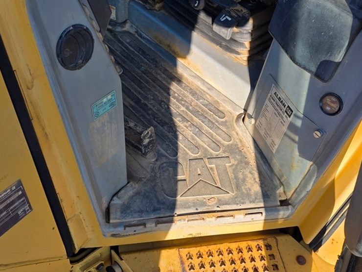 2005-caterpillar-d4g-xl-image-64