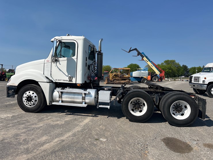 2007-freightliner-columbia-120-image-3