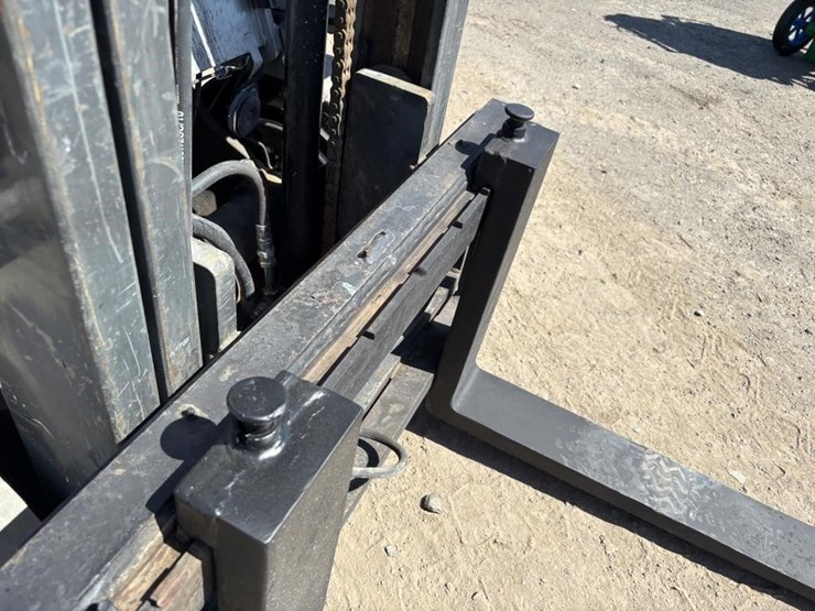 2011-nissan-mcp1f2a25lv-image-12