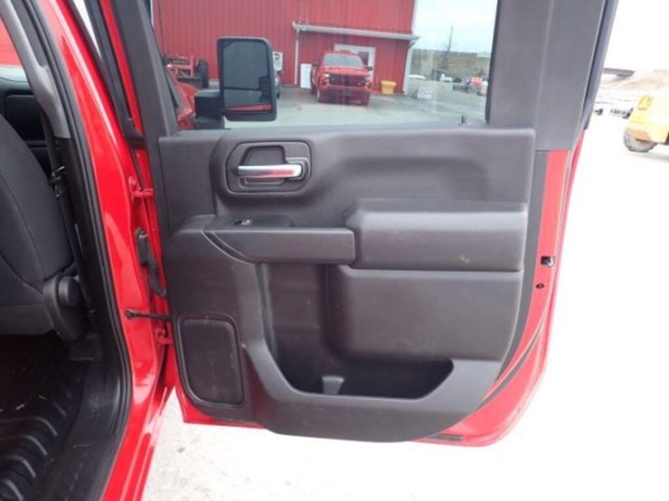 2022-chevrolet-2500hd-image-33