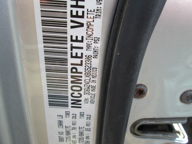 2011-dodge-3500-image-40