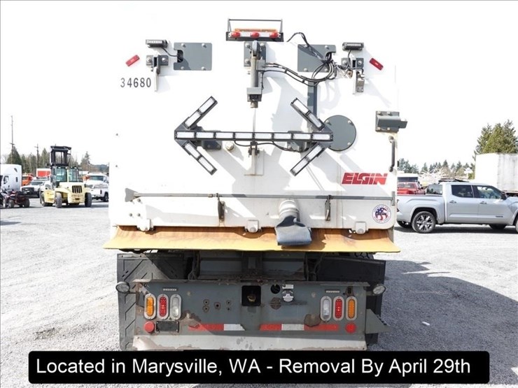 2020-freightliner-m2-106-image-3