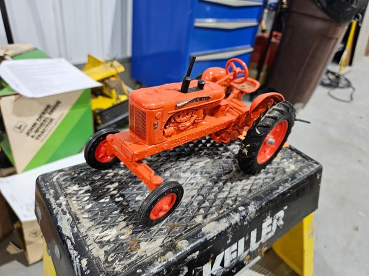 #995-•-allis-chalmers-wd-45-1/16-die-cast-toy-tractor-image-2