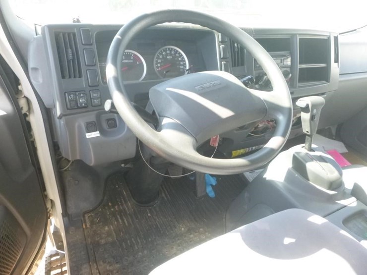 2016-isuzu-nqr-image-12