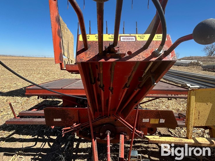 new-holland-1033-image-12