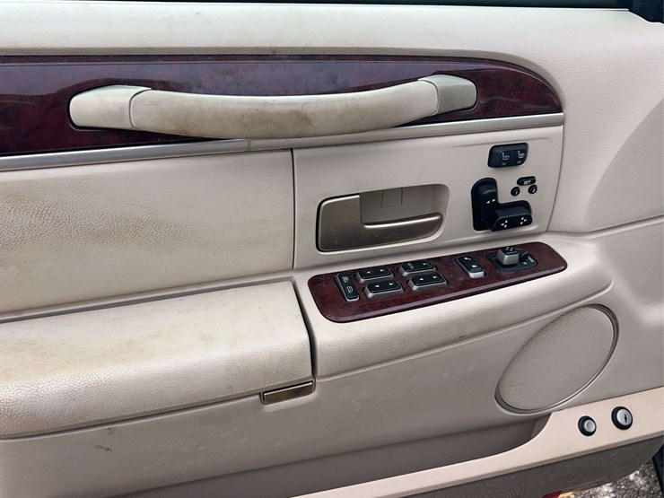 2005-lincoln-town-car-image-47