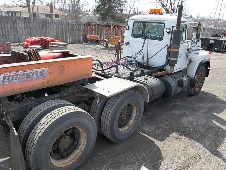 1988-mack-r688st-image-2