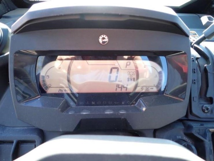 2022-can-am-defender-limited-hd10-4x4-side-by-side-image-12