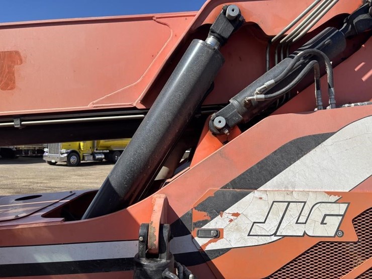 2014-jlg-8042-image-39