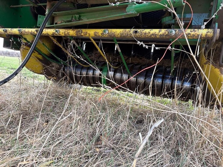 john-deere-335-image-11