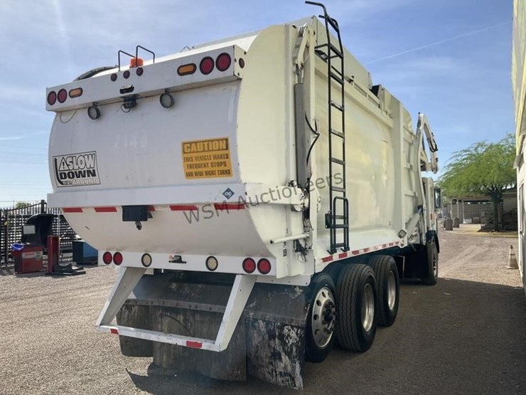 2014-peterbilt-320-image-5