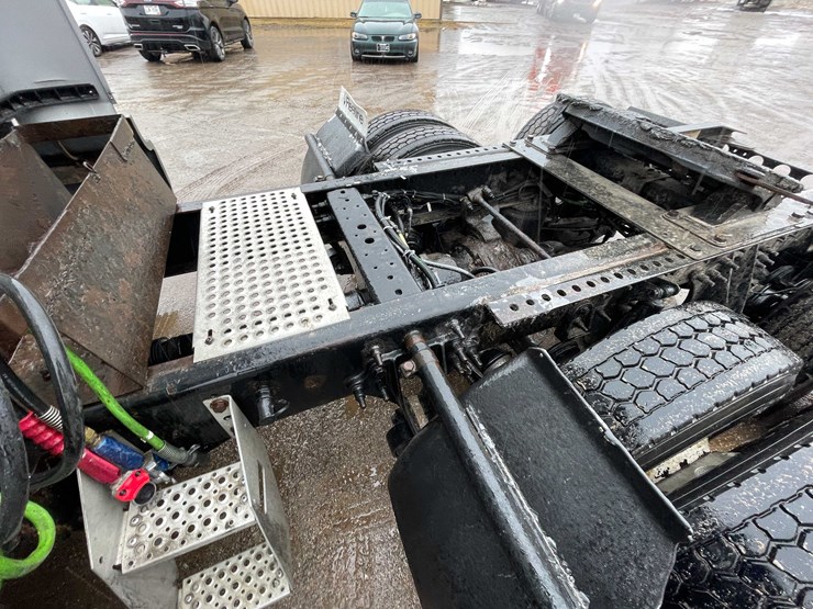 #230-•-2016-international-semi-tractor-(has-wi-title)-(denmark,-wi)-image-20