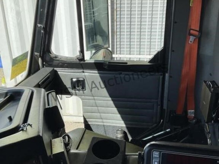 2014-peterbilt-320-image-24