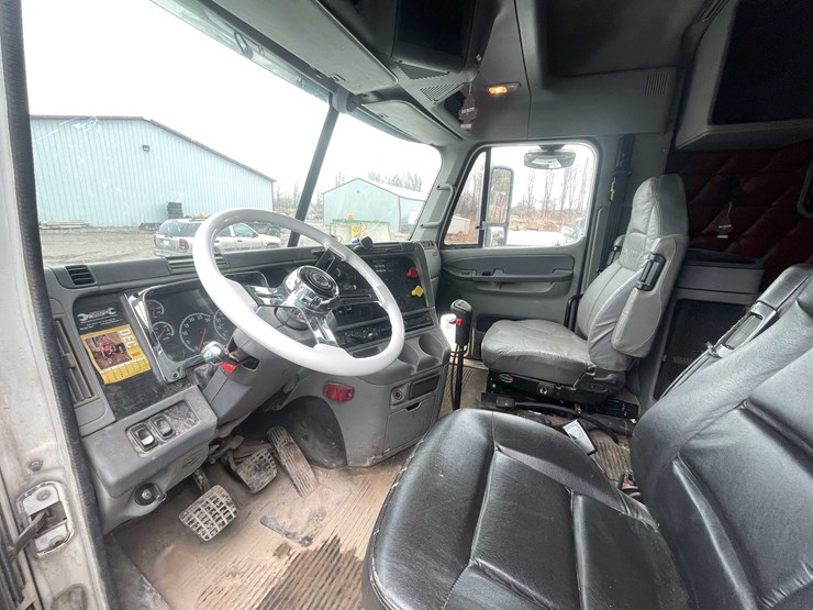 #238-•-2007-freightliner-semi-tractor-(title-in-delay)-(denmark,-wi)-image-45