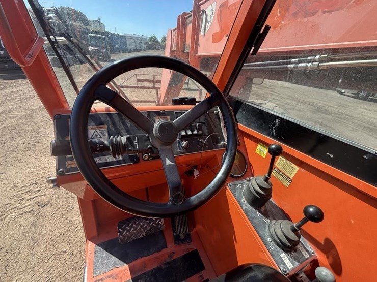 2014-jlg-8042-image-27