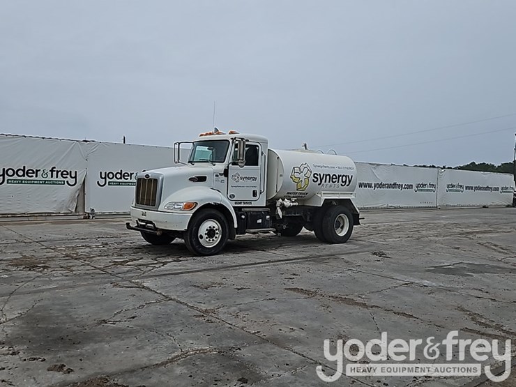 2017-peterbilt-337-image-2