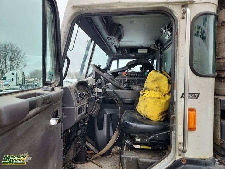 2019-peterbilt-520-image-15