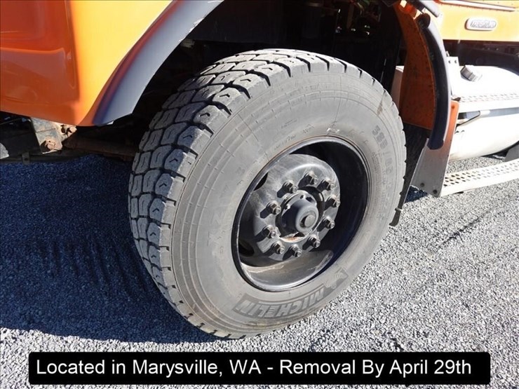 2001-freightliner-fld120-image-30