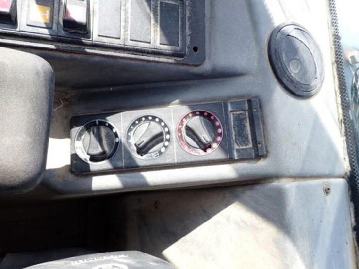 2014-deere-324j-image-15