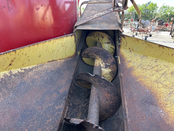 new-holland-359-image-7