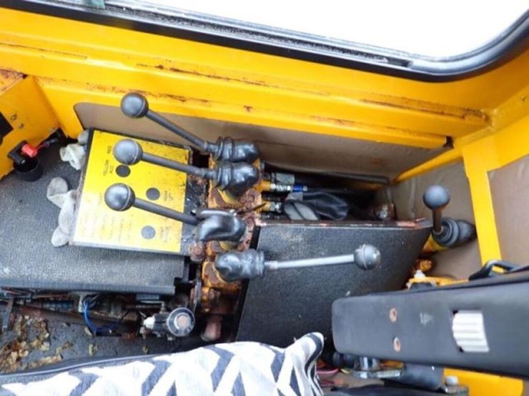 2004-trackless-rmt5t-series-v-4x4-sidewalk-tractor-image-16