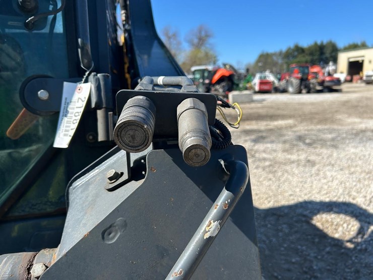 2019-deere-318g-image-11