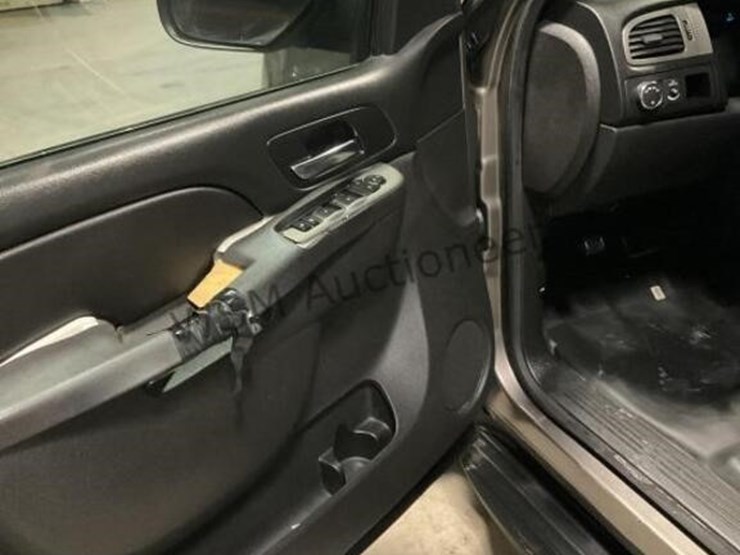 2012-chevrolet-tahoe-image-23