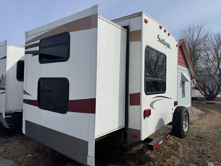 seller-#26.--2009-salem-camper,-31-feet,-bumper-hitch,-3-slides,-awning-image-3