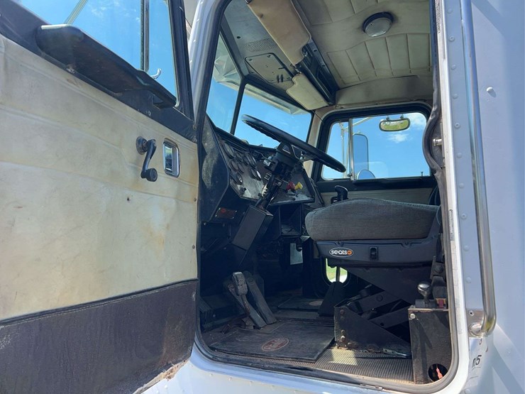 1989-peterbilt-375-image-10