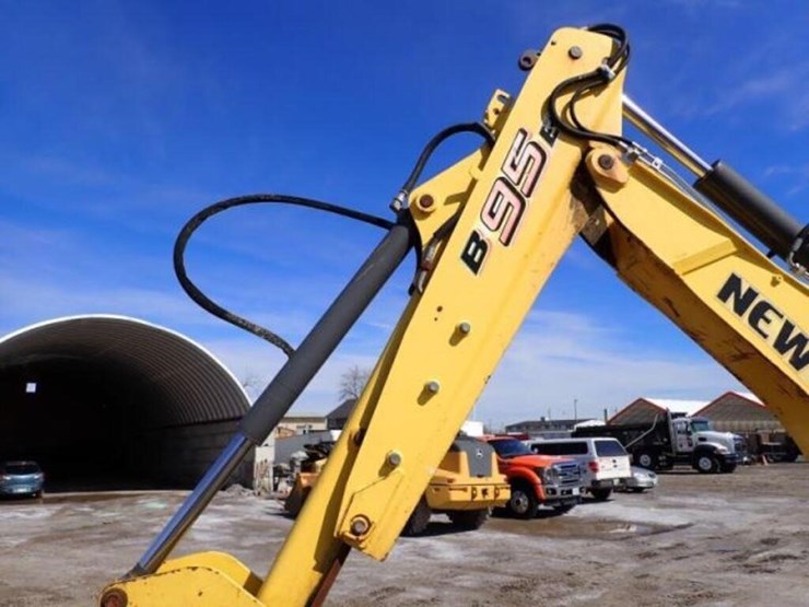 2012-new-holland-b95b-image-51