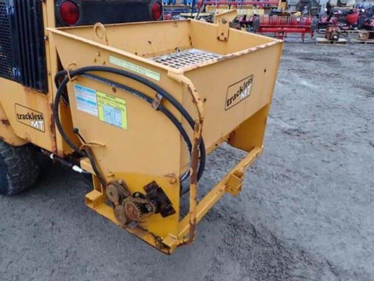 2004-trackless-rmt5t-series-v-4x4-sidewalk-tractor-image-40