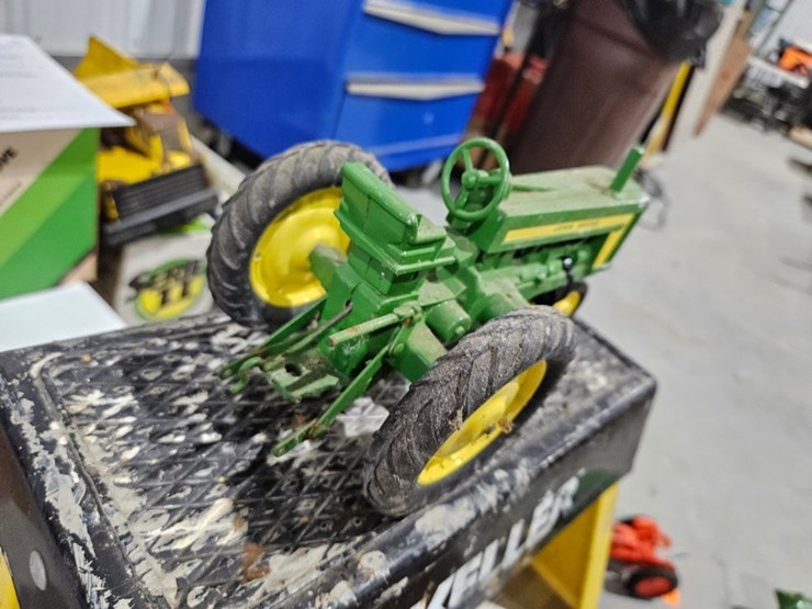 #999-•-john-deere-1/16-die-cast-toy-tractor-image-5