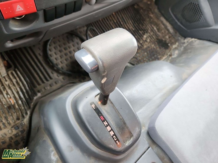 2016-isuzu-npr-image-6