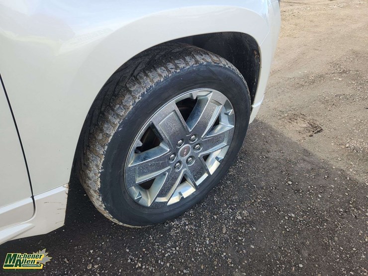 2014-gmc-acadia-denali-image-13