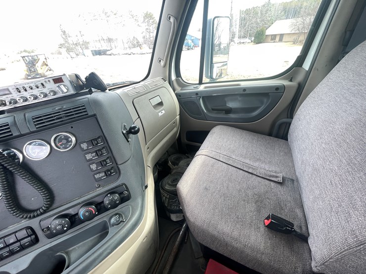 #232-•-2016-freightliner-truck-tractor-(has-wi-title)-(mora,-mn)-image-38