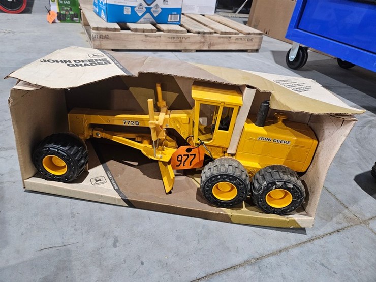 #977-•-john-deere-772b-1/16-die-cast-toy-grader-image-1