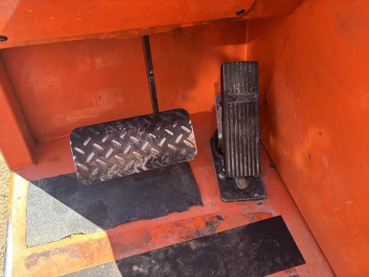 2014-jlg-8042-image-36