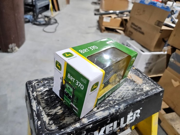 #1002-•-john-deere-8rt-370-1/64-die-cast-toy-tractor-image-5