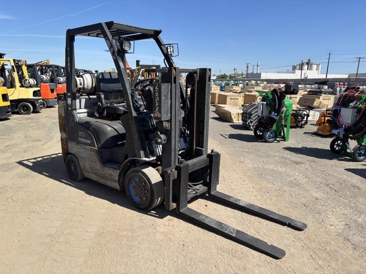 2011-nissan-mcp1f2a25lv-image-2