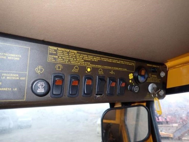 2004-trackless-rmt5t-series-v-4x4-sidewalk-tractor-image-17