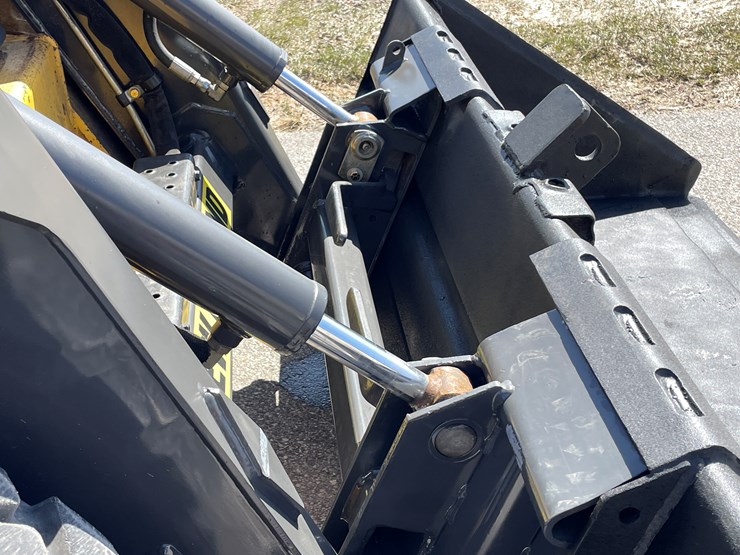 new-holland-l170-image-18